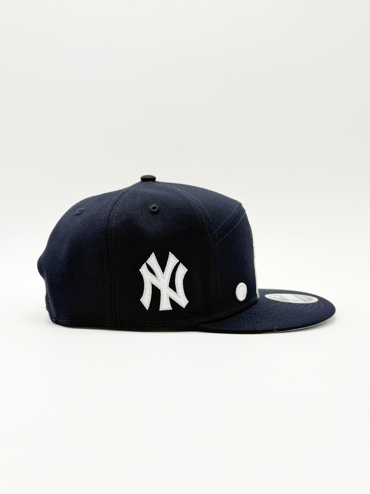 NEW ERA MLB BATTERMAN SPLIT PANEL 9FIFTY SNAPBACK EN COLOR AZUL MARINO CON DETALLES GRISES.