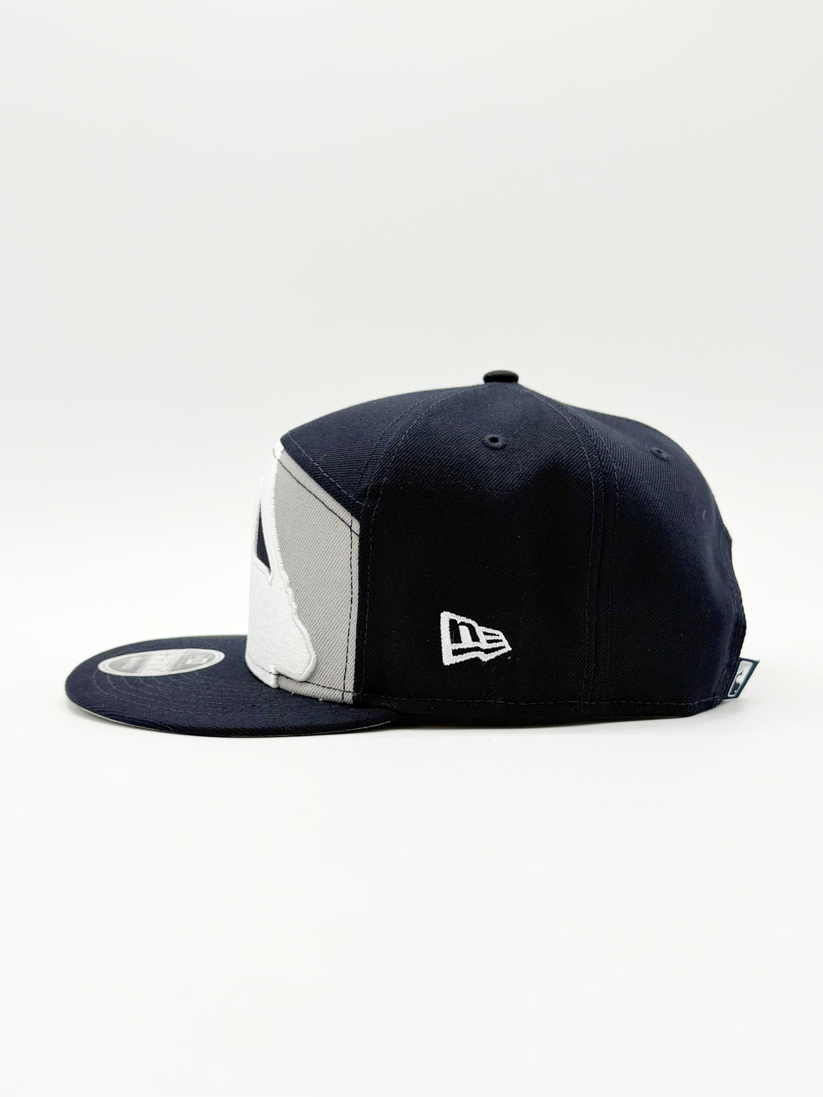 NEW ERA MLB BATTERMAN SPLIT PANEL 9FIFTY SNAPBACK EN COLOR AZUL MARINO CON DETALLES GRISES.